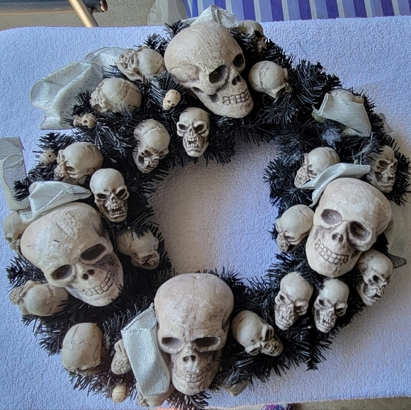 Skull Wreath Decoration Door Hanging TabletopCelebration Decor! Halloween goth - Picture 4 of 10